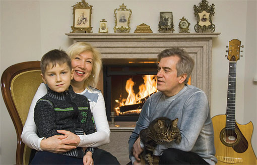 Леонид Михайлов с супругой и внуком Даниилом возле домашнего очага Таллиннское трамвайно-троллейбусное объединение,депутат,Таллиннское городское собрание,председатель,Таллиннское,купеческое,общество,общество,Причудье,кавалер,знак,За заслуги перед Таллинном,бард,Leonid,Mihhailov,Tallinn,Tallinna trammi ja trollibussikoondis,Tallinna linnavolikogu