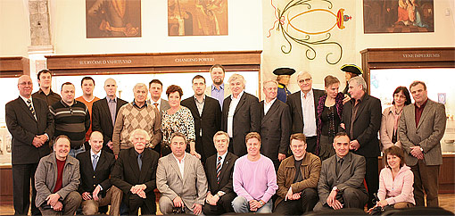 Члены Таллиннского купеческого общества в день 15-летия общества в городском историческом музее, бывшем здании Большой купеческой гильдии, после общения с Юри Куускемаа. Члены Таллиннского купеческого общества в день 15-летия общества в городском историческом музее, бывшем здании Большой купеческой гильдии, после общения с Юри Куускемаа.